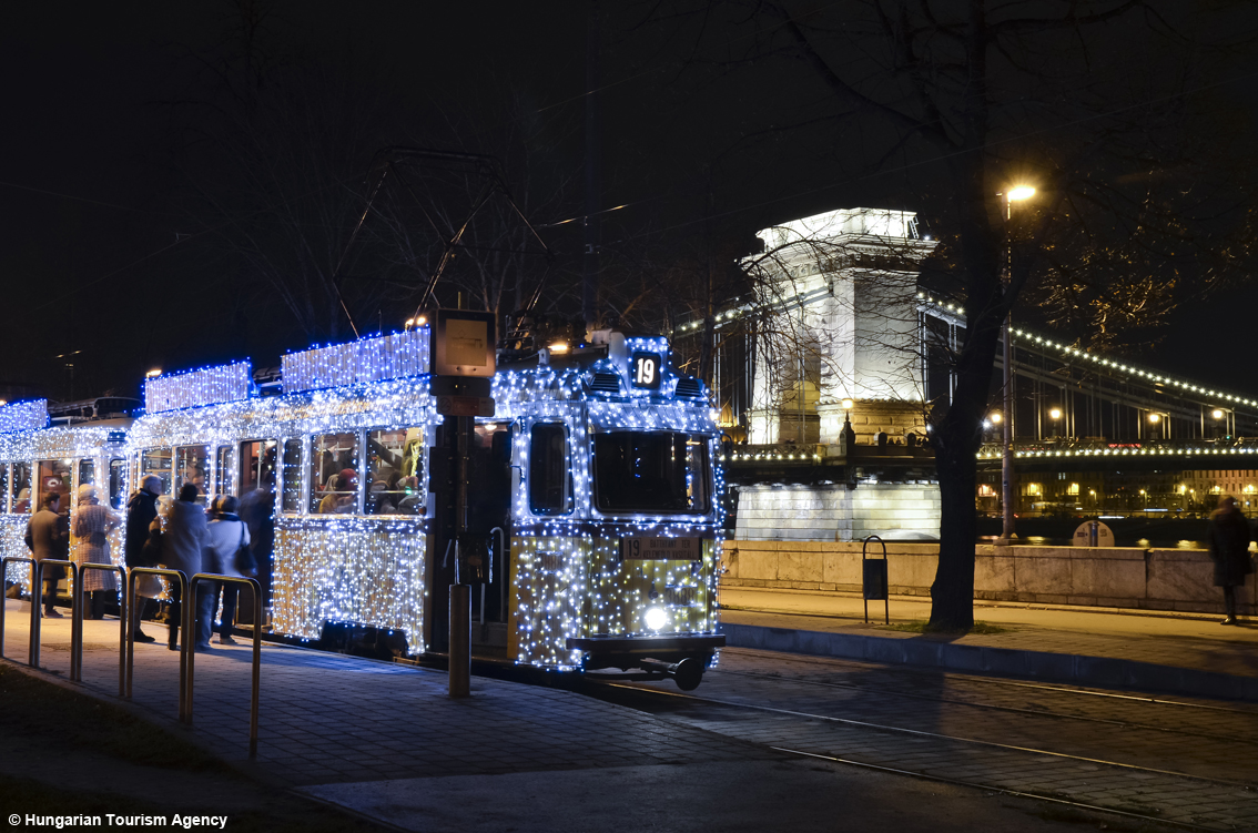 Budapest, a Natale il Danubio diventa scintillante: addobbi stratosferici per la Capitale e mille delizie nei mercatini