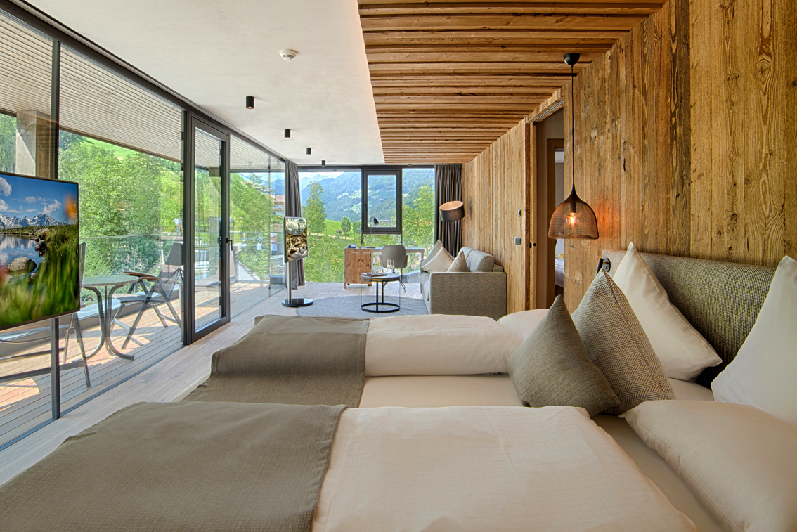 In autunno l’ Amonti & Lunaris Wellnessresort di Cadipietra in Valle Aurina regala un giorno di vacanza a quanti prenotano un soggiorno di una settimana