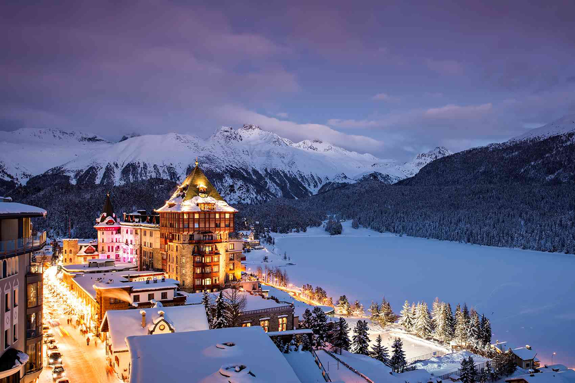 Prima neve glamour a St. Moritz: destinazione Badrutt’s Palace Hotel, l’iconico hotel svizzero Che riapre per la stagione invernale