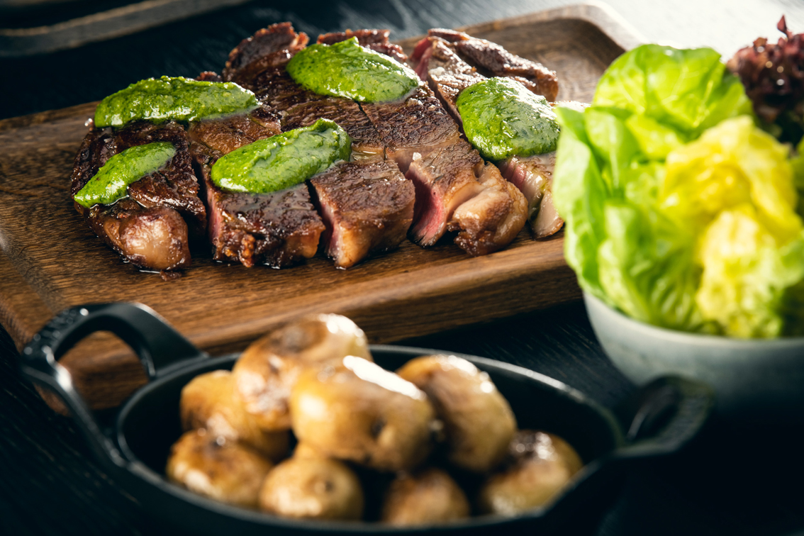 Prima neve glamour a St. Moritz: destinazione Badrutt’s Palace Hotel, l’iconico hotel svizzero Che riapre per la stagione invernale