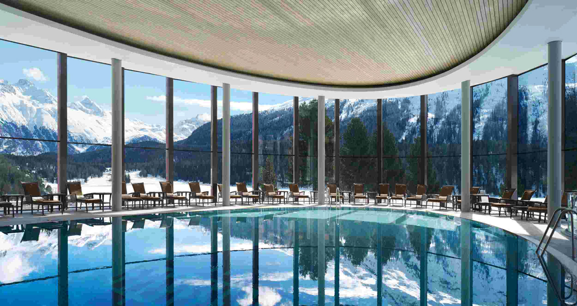 Prima neve glamour a St. Moritz: destinazione Badrutt’s Palace Hotel, l’iconico hotel svizzero Che riapre per la stagione invernale