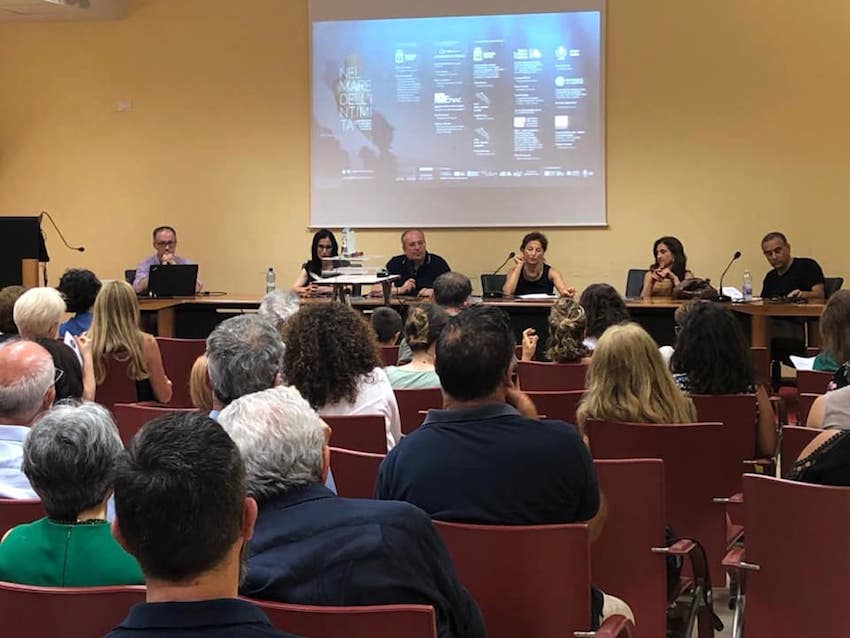 “Nel mare dell’intimità”: la presentazione della mostra
