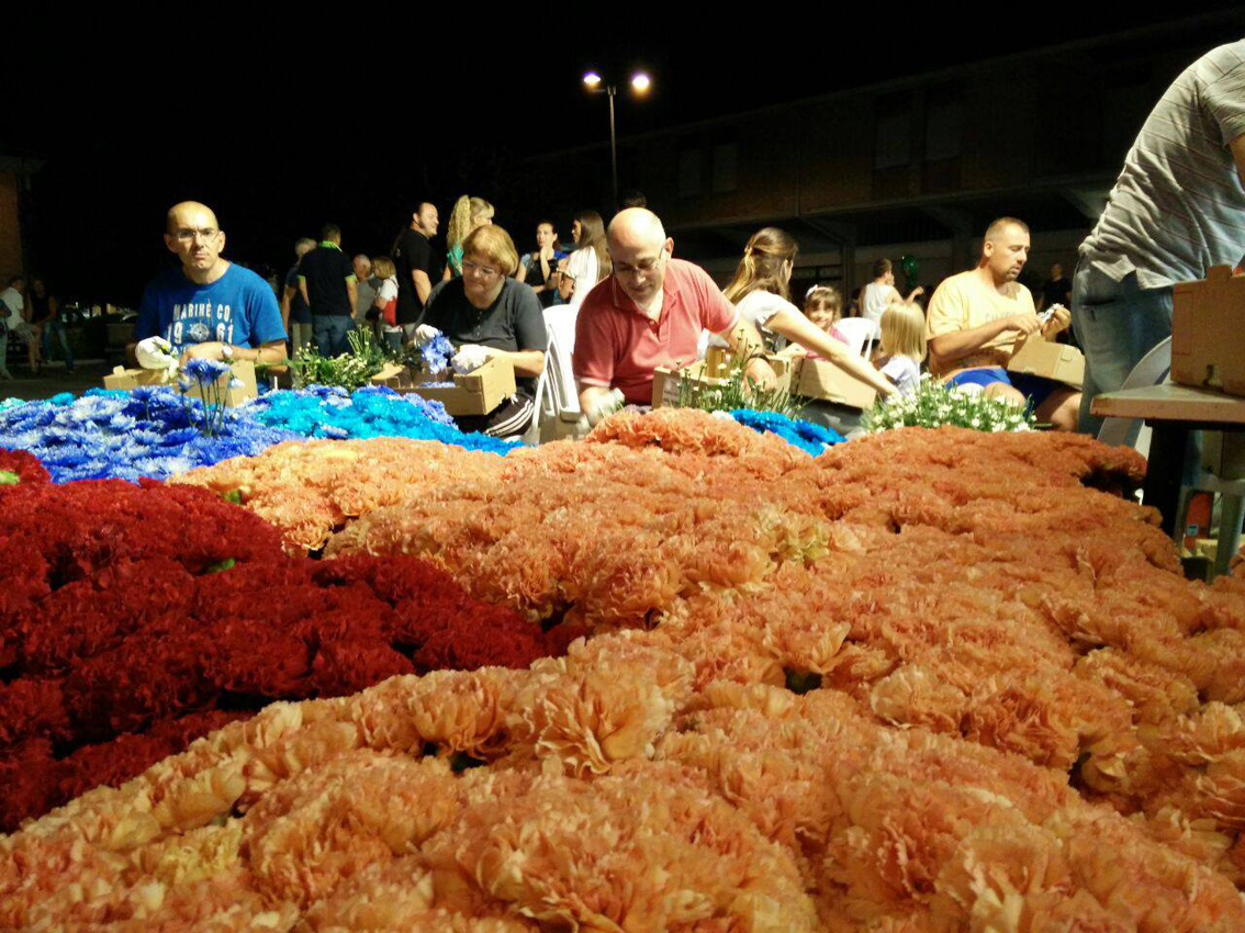 Il Grand Tour delle Marche 2021 debutta nell’Alto Maceratese: a Castelraimondo il rito dell’Infiorata, tra petali e sapori