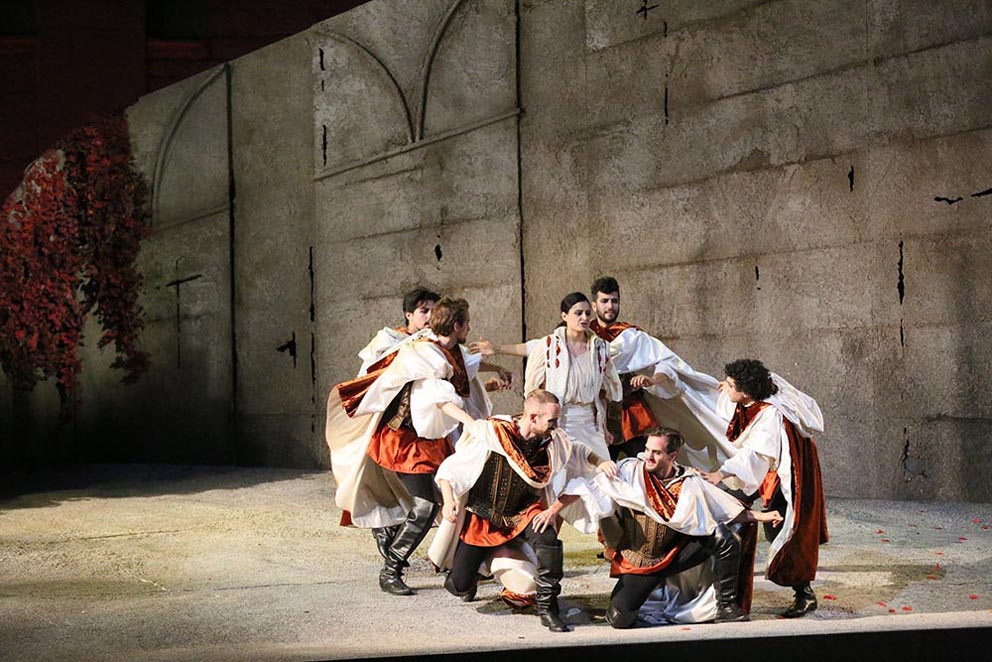 Festival della Valle d’Itria, il buon vino sposa l’opera in masseria: fra i trulli va in scena l’opera buffa settecentesca