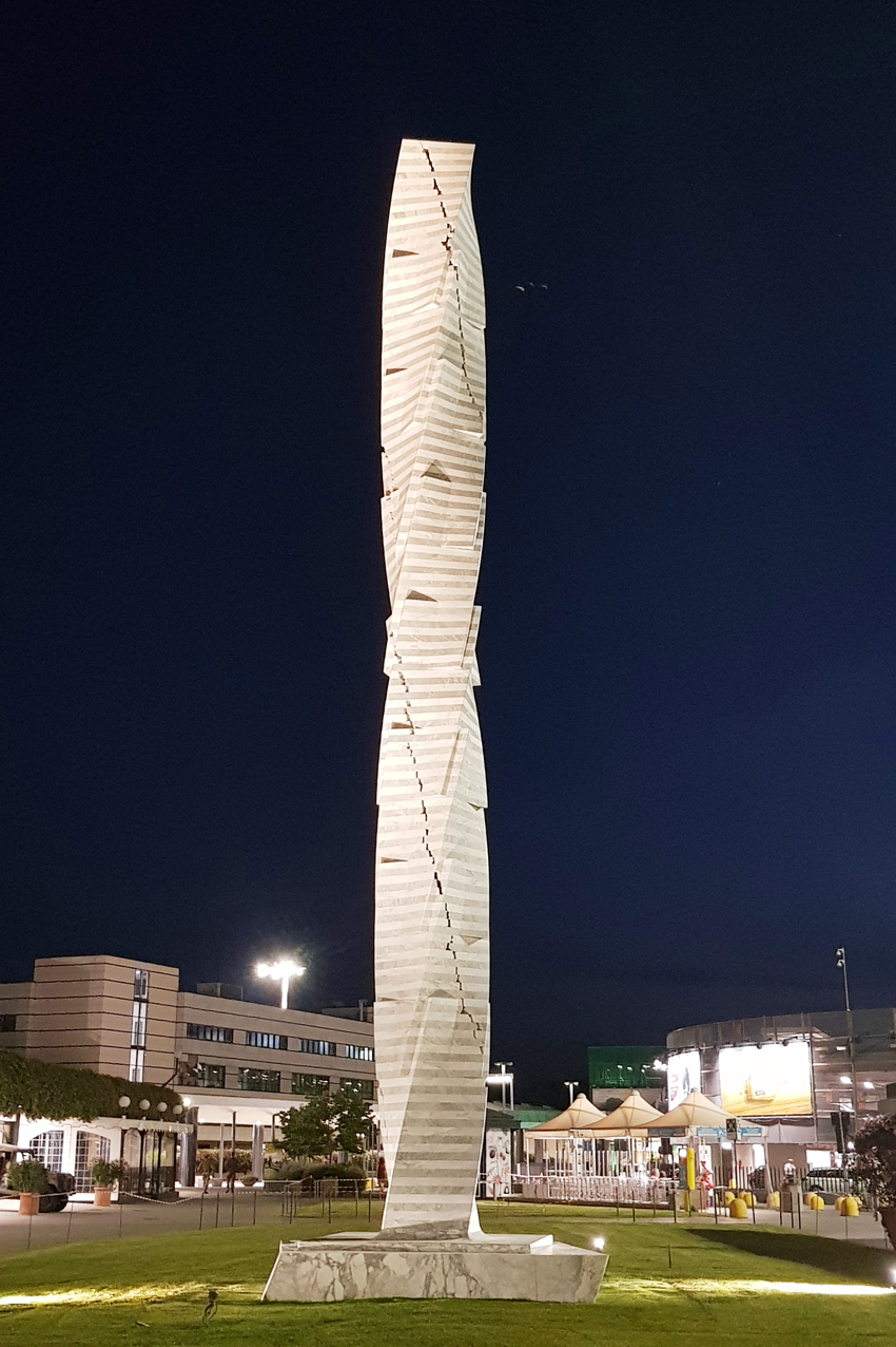 All’esterno dell’aeroporto di Pisa sono installate le opere di Park Eun Sun “Accrescimento Infinita Colonna”, “Duplication II” e “Colonna Infinita”.