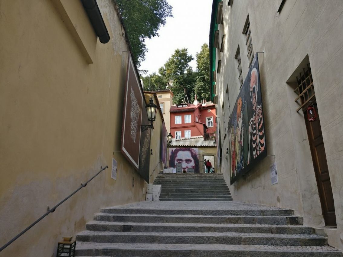 Praga, stret art in Via Thunovska