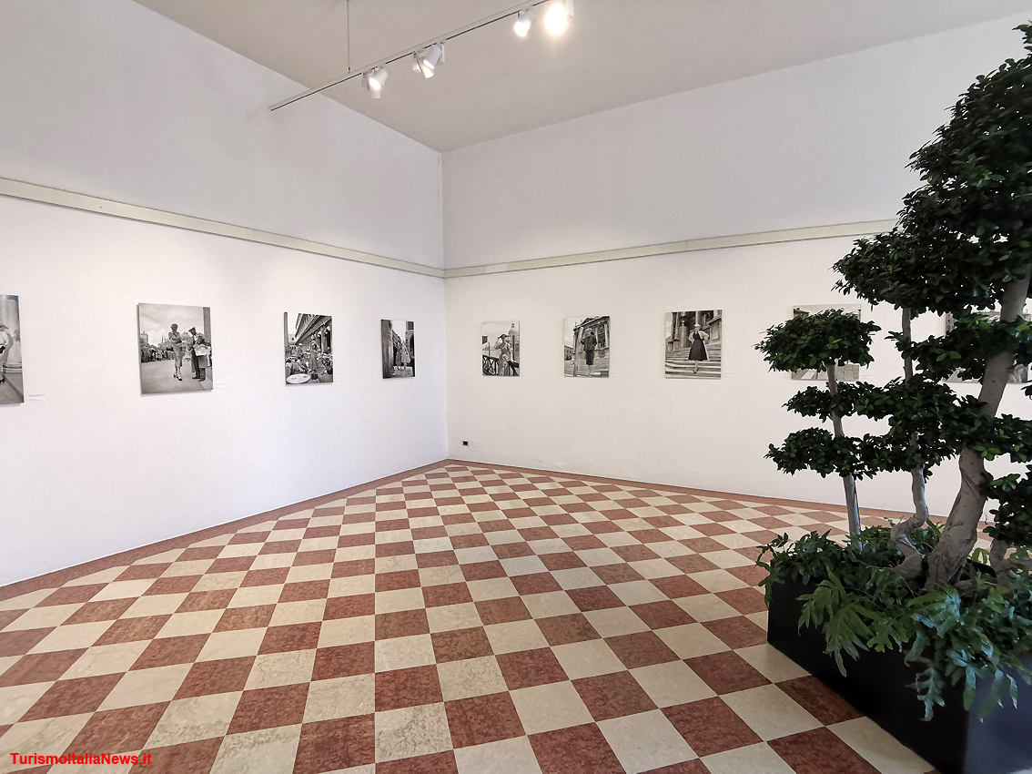 Intramontabili eleganze: Dior a Venezia nell'Archivio Cameraphoto, mostra al Museo Nazionale di Villa Pisani a Stra