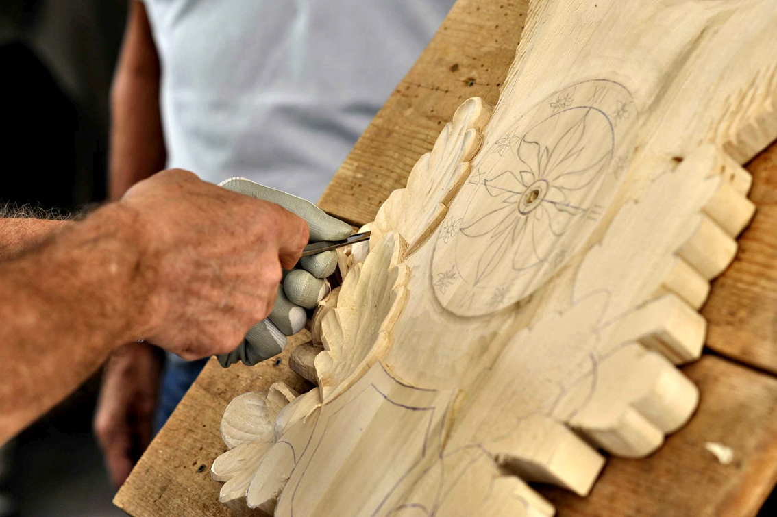 A Sutrio per riscoprire la “Magia del legno”: fra i monti della Carnia, in Friuli Venezia Giulia, scultori e artigiani all’opera