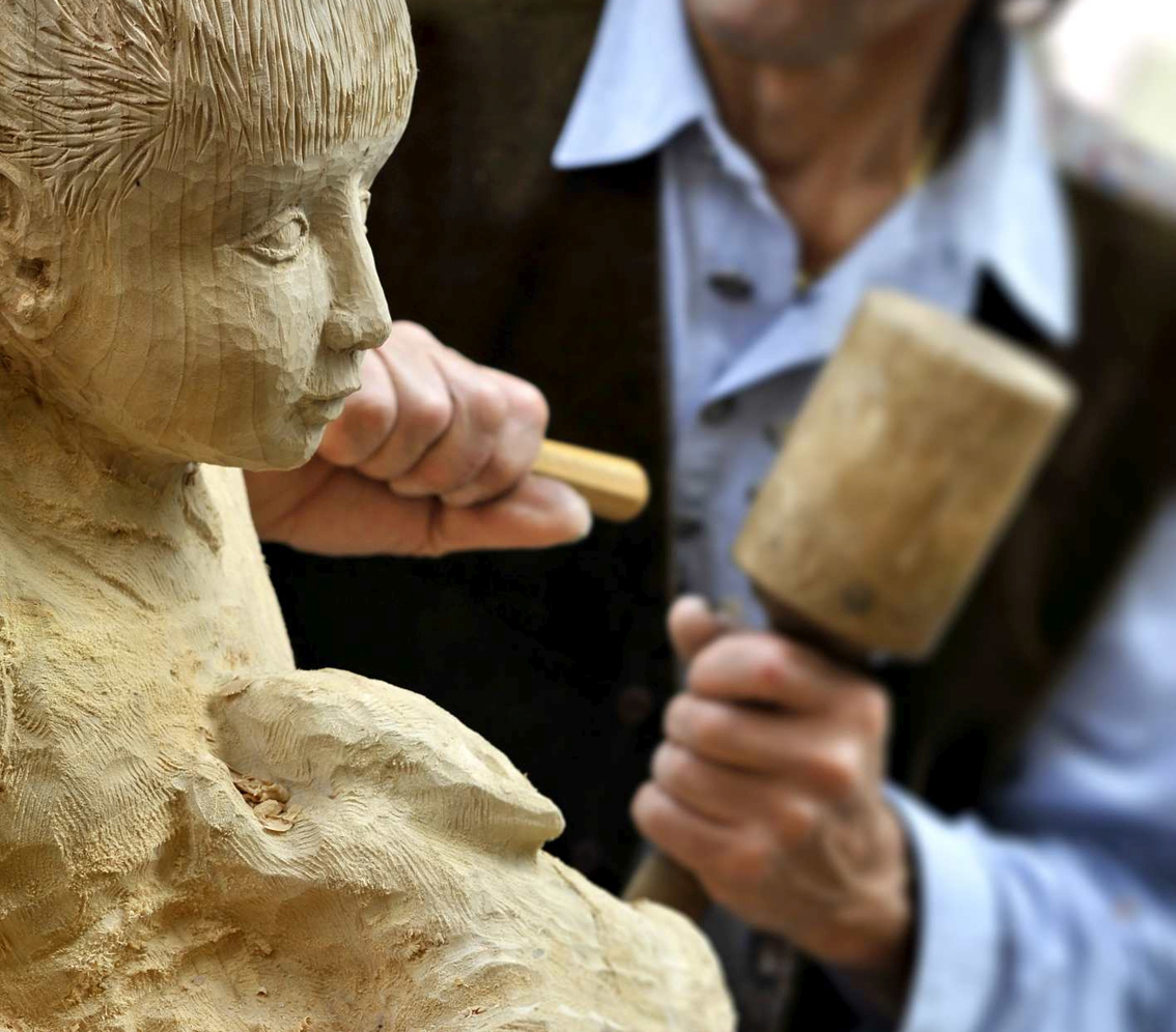 A Sutrio per riscoprire la “Magia del legno”: fra i monti della Carnia, in Friuli Venezia Giulia, scultori e artigiani all’opera