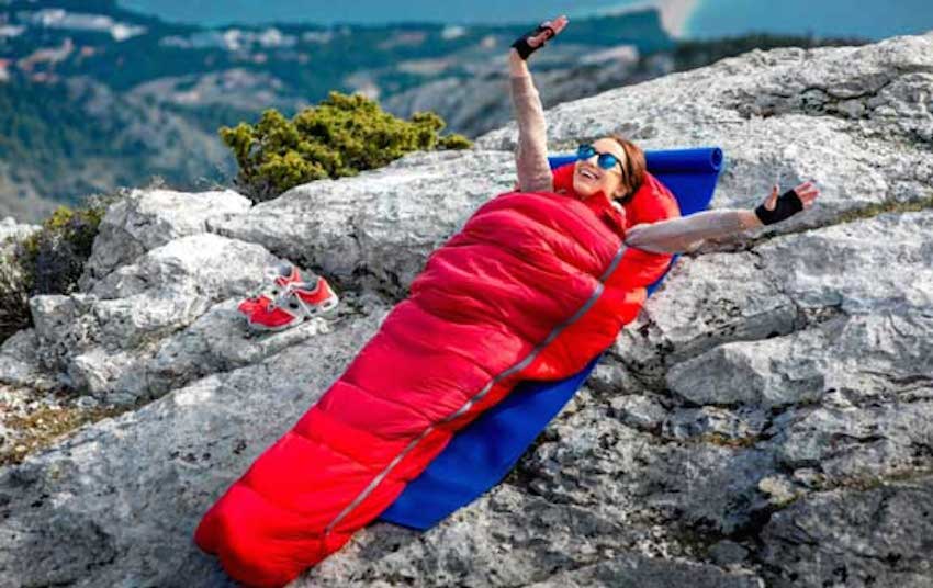 Vacanze in campeggio, come scegliere il sacco a pelo per poter dormire bene: prima condizione il tipo di imbottitura