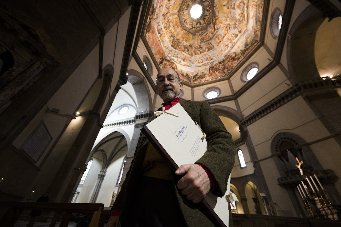 Salvatore Sciarrino con la partitura della musica composta per le celebrazioni - courtesy Opera di Santa Maria del Fiore, foto di Claudio Giovannini /Cge Photo