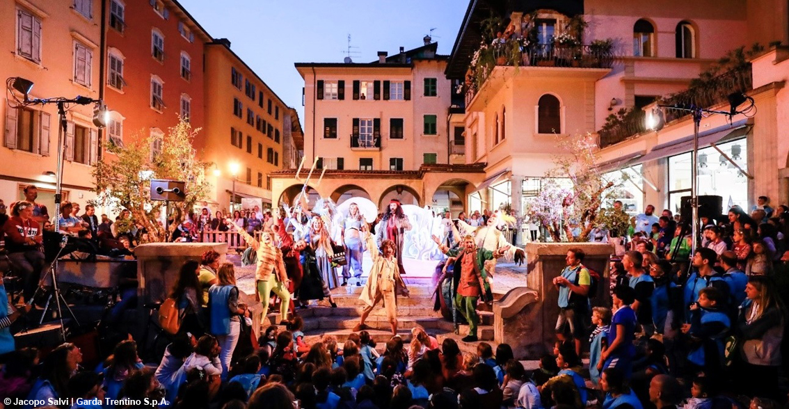 images/stories/varie_2020/GardaTrentino_NottediFiaba.jpg