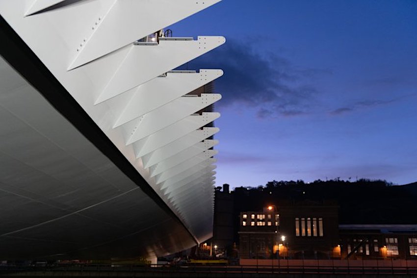 Salini Impregilo lancia un messaggio di speranza con il tricolore dell’Italia: acceso il “Ponte di luce” di Genova