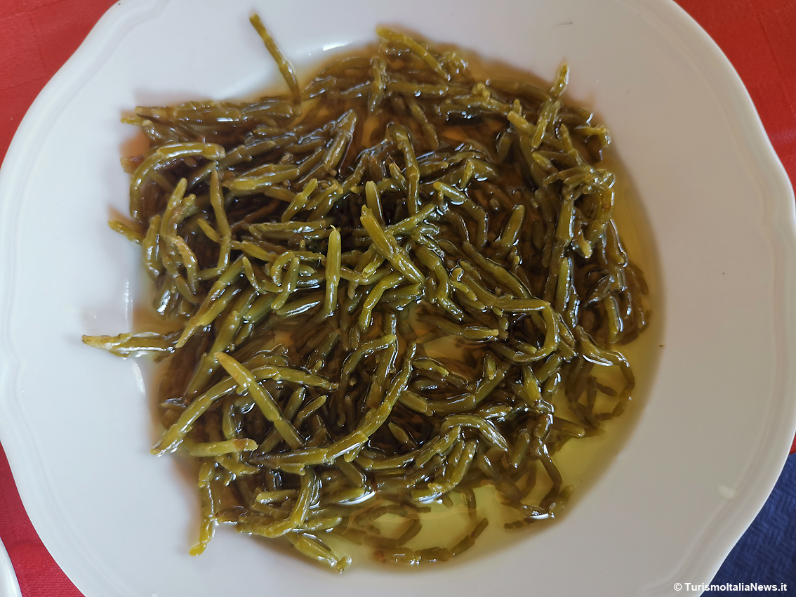L'asparago di mare, ovvero la Salicornia di Grado, ha un sapore delicato, leggermente salato e citrino, in ottimo accompagnamento ad antipasti di pesce ma anche a salumi e formaggi. Si sposa ai piatti della tradizione mediterranea e trova il miglior binomio gustativo con i sapori della cucina di pesci e crostacei