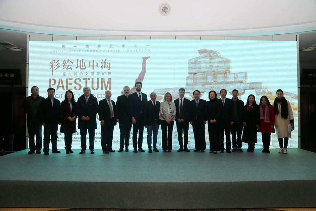 Il giorno dell'inaugurazione a Chengdu, in Cina, della mostra "Paestum - una città del Mediterraneo antico"