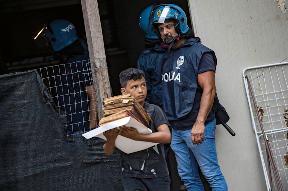 MASSIMO PERCOSSI 15 luglio, Roma, Italia. Un piccolo nomade viene sgomberato dalla scuola occupata di via Capranica a Primavalle