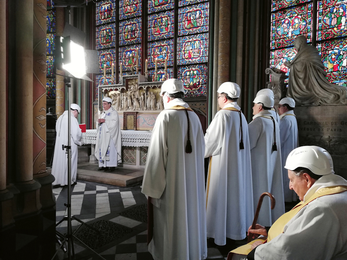 KARINE PERRET 15 giugno, Parigi, Francia. A messa con l'elmetto per la prima funzione religiosa all'interno della cattedrale