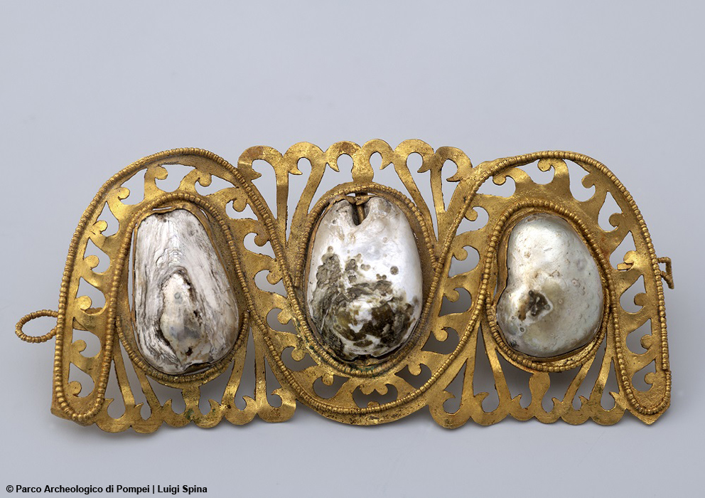 Un diadema con oro e perle ornamentali