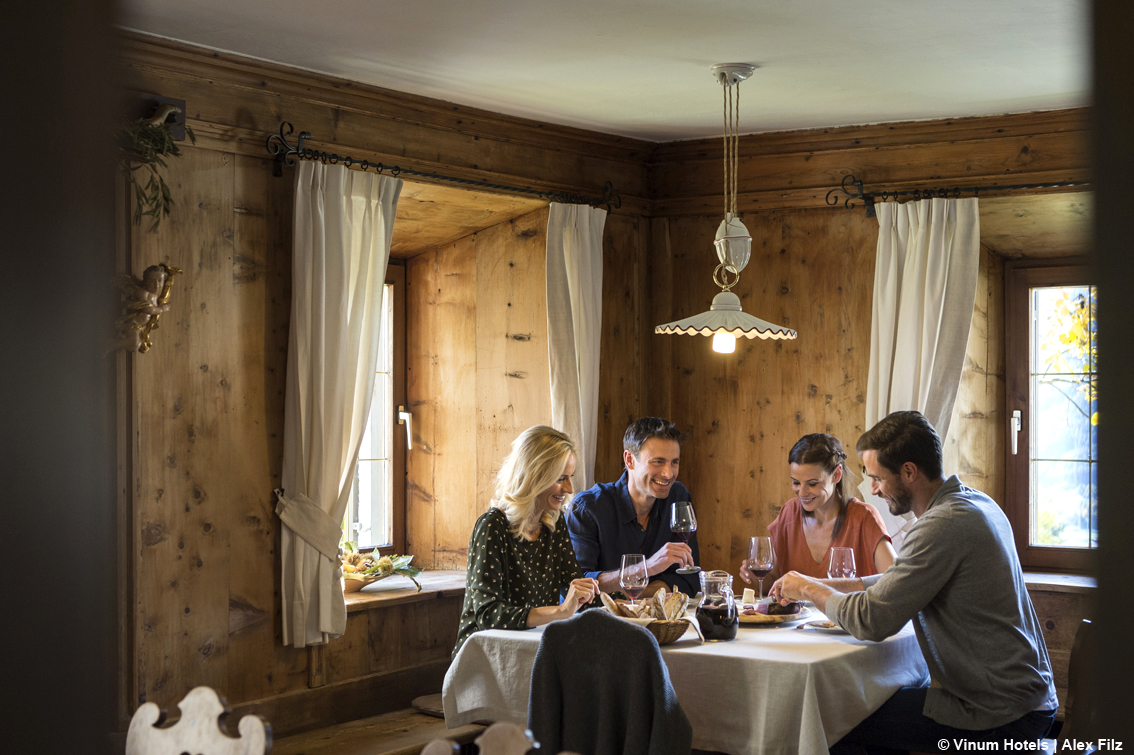 Alto Adige, andar per Törggelen: specialità gastronomiche, castagne e vino novello nelle tipiche Stuben