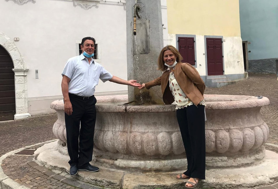 La vice sindaco di Dro Michela Calzà (a destra) e il presidente di Garda Trentino Spa Marco Benedetti hanno illustrato il progetto WaterDrops che mira a valorizzare le fontane e le sorgenti presenti a Dro, Ceniga e Pietramurata