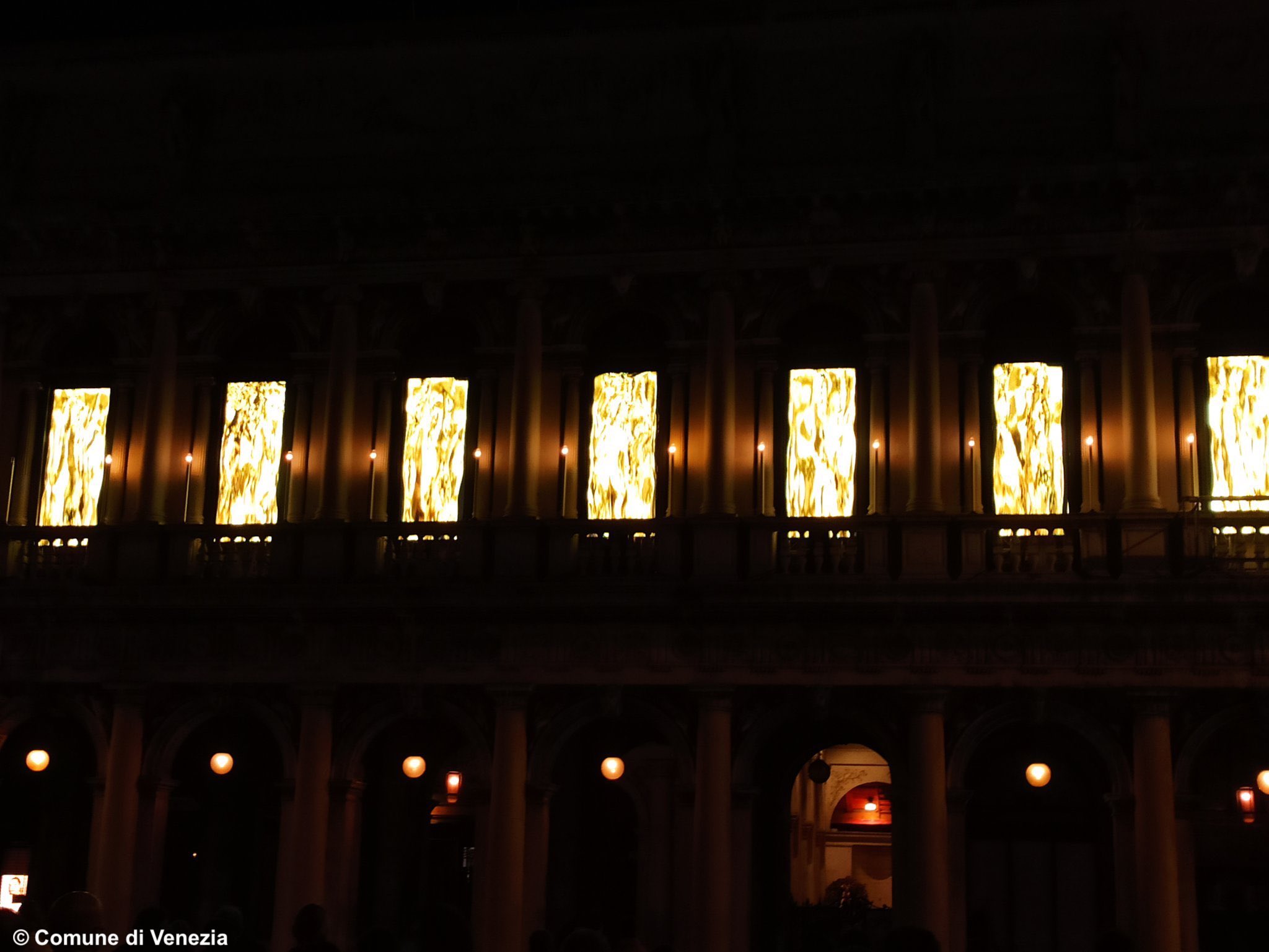 Venezia: Piazza San Marco si illumina con le cascate d'oro di Fabrizio Plessi, la nuova installazione sulla facciata del Museo Correr