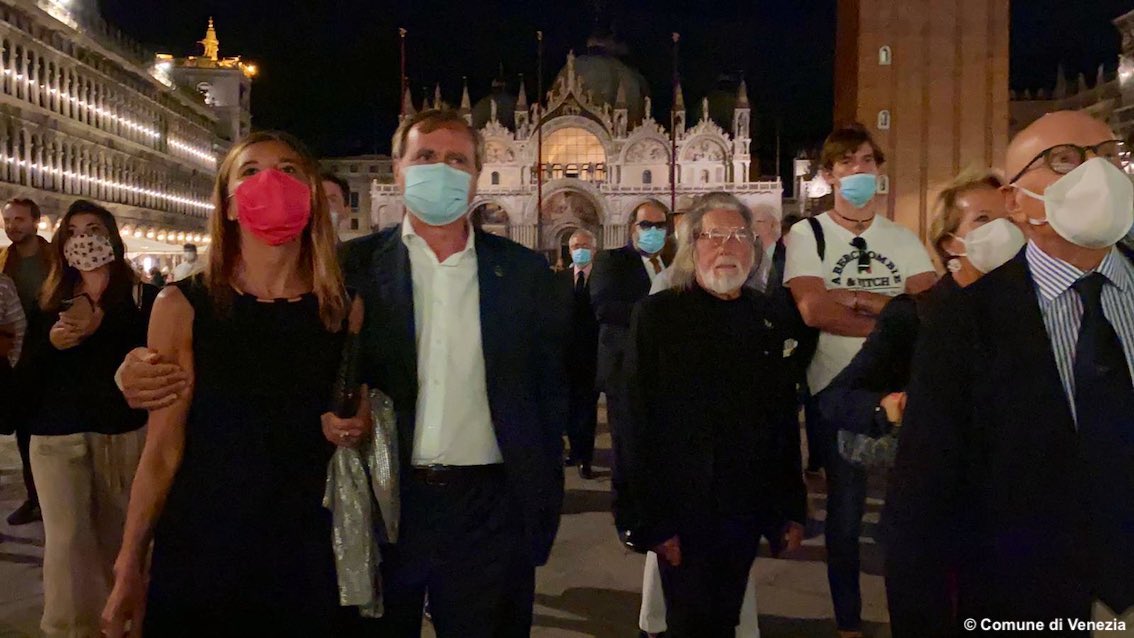 Venezia: Piazza San Marco si illumina con le cascate d'oro di Fabrizio Plessi, la nuova installazione sulla facciata del Museo Correr