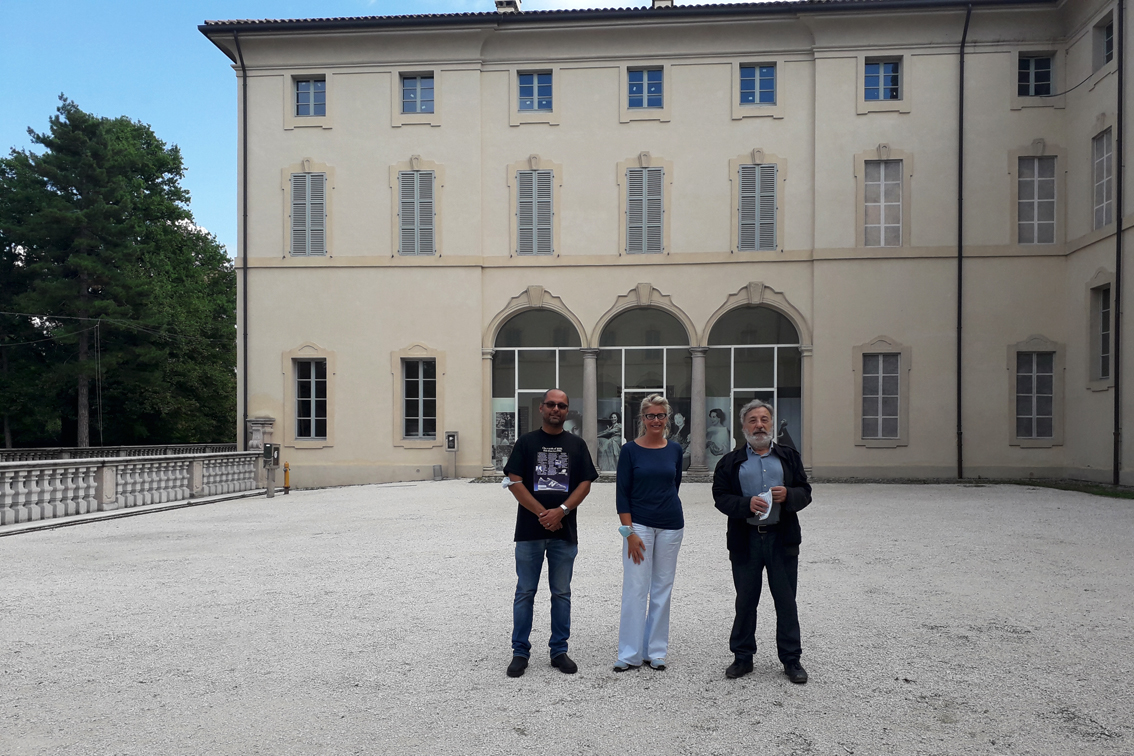 Da sinistra Marco Bergamaschi, Marzia Marchesi, Gianni Amelio, davanti al Museo dedicato a Renata Tebaldi, Busseto