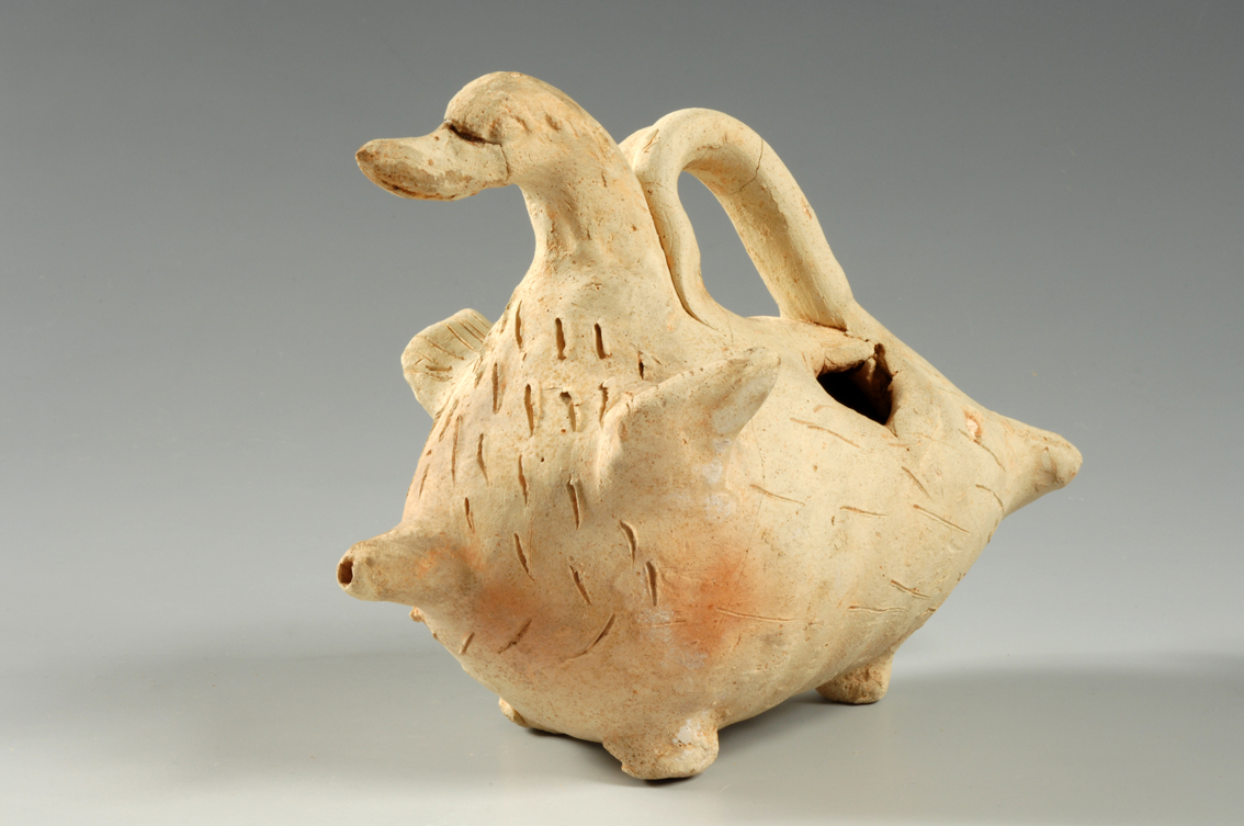 Askos fittile configurato a forma di anatra, della collezione di Alessandro Palma di Cesnola arrivata al Museo di Antichità con la donazione di Arturo Palma di Cesnola, et. ellenistica (Torino, Musei Reali – Museo di Antichità, inv. 89333)