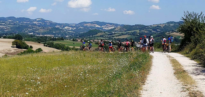 Itinerari cicloturistici per scoprire il cuore delle Marche a ritmo lento, tra la Via Flaminia e il fiume Cesano