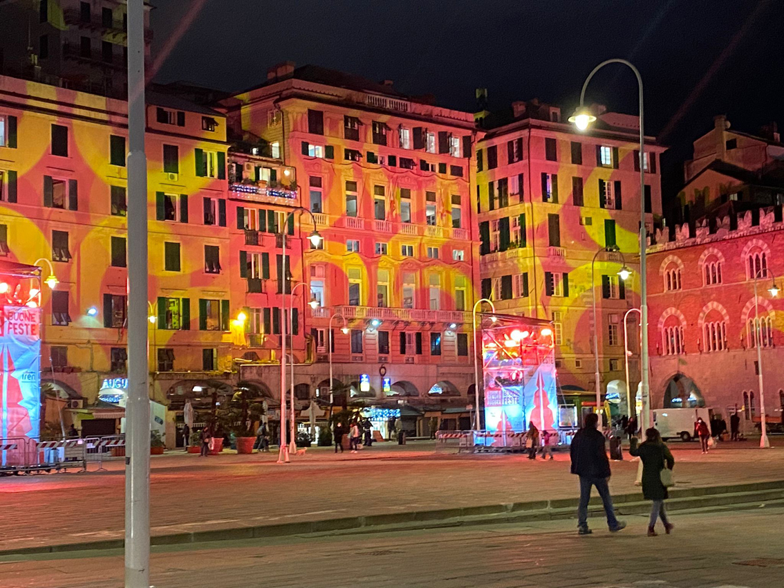 Genova, ma che spettacolo! Via Garibaldi, piazza Caricamento e la scalinata delle Caravelle si illuminano con i colori del Natale