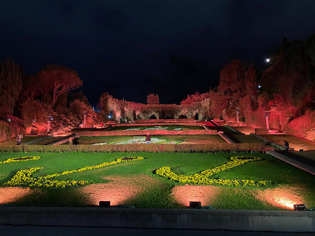 Genova, ma che spettacolo! Via Garibaldi, piazza Caricamento e la scalinata delle Caravelle si illuminano con i colori del Natale