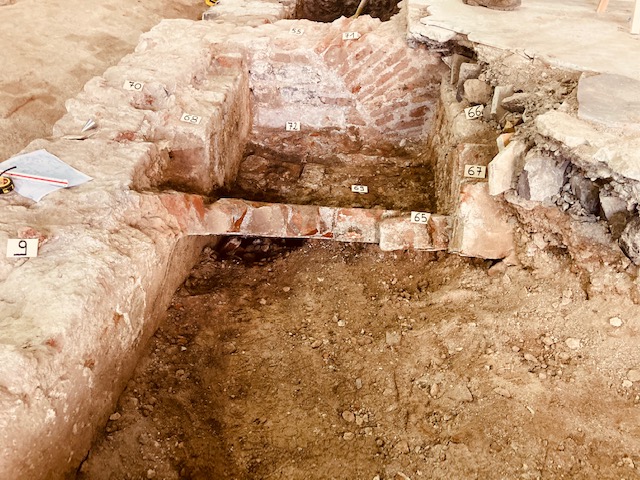 Uno spaccato di Genova medievale riemerge nel cantiere del Museo della Città: sorprese sotto la pavimentazione della Loggia di Banchi