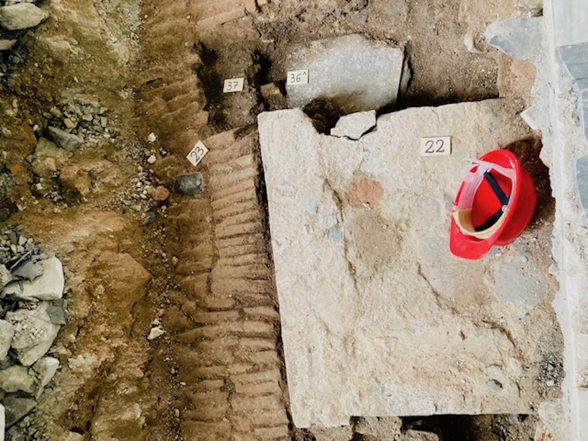 Uno spaccato di Genova medievale riemerge nel cantiere del Museo della Città: sorprese sotto la pavimentazione della Loggia di Banchi