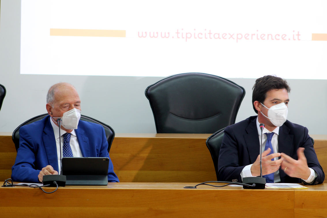 Il direttore di Tipicità, Angelo Serri e il presidente della Regione Marche Francesco Acquaroli