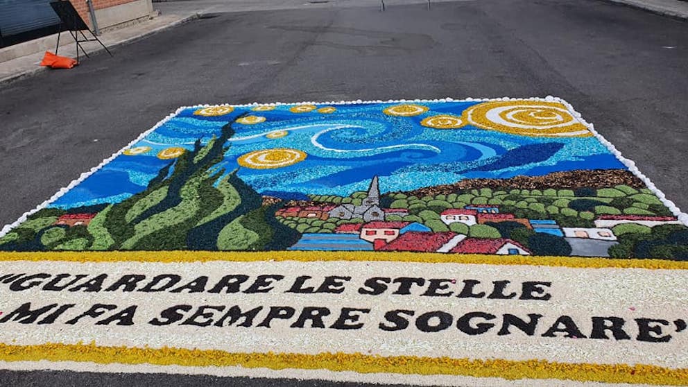 Il Grand Tour delle Marche 2021 debutta nell’Alto Maceratese: a Castelraimondo il rito dell’Infiorata, tra petali e sapori