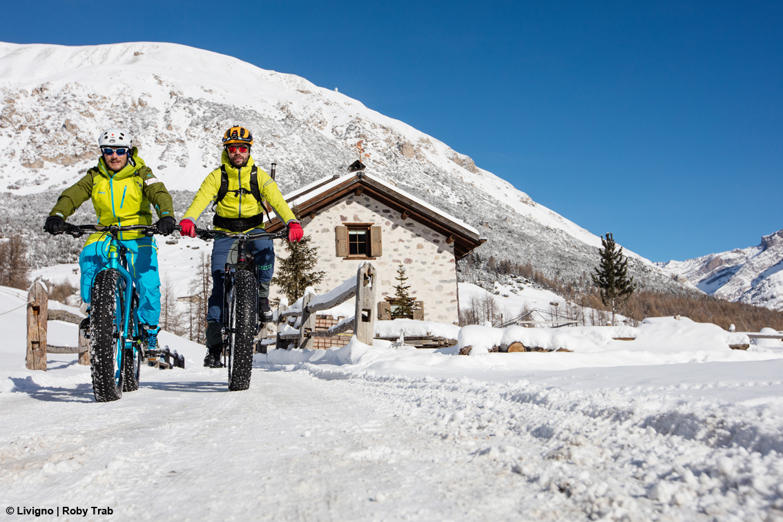 Sci di fondo, ciaspole, fat bike, pattinaggio sul ghiaccio o attività estreme: esperienze sulla neve da non perdere a Livigno