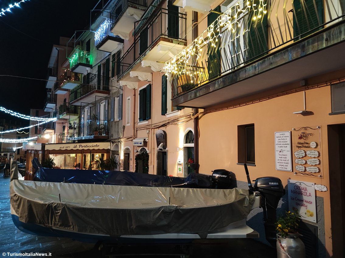 Cinque Terre: a Manarola il presepe luminoso più grande del mondo, da 60 anno uno spettacolo per il Natale