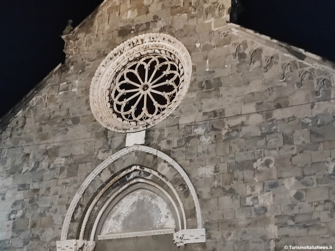 Cinque Terre: a Manarola il presepe luminoso più grande del mondo, da 60 anno uno spettacolo per il Natale