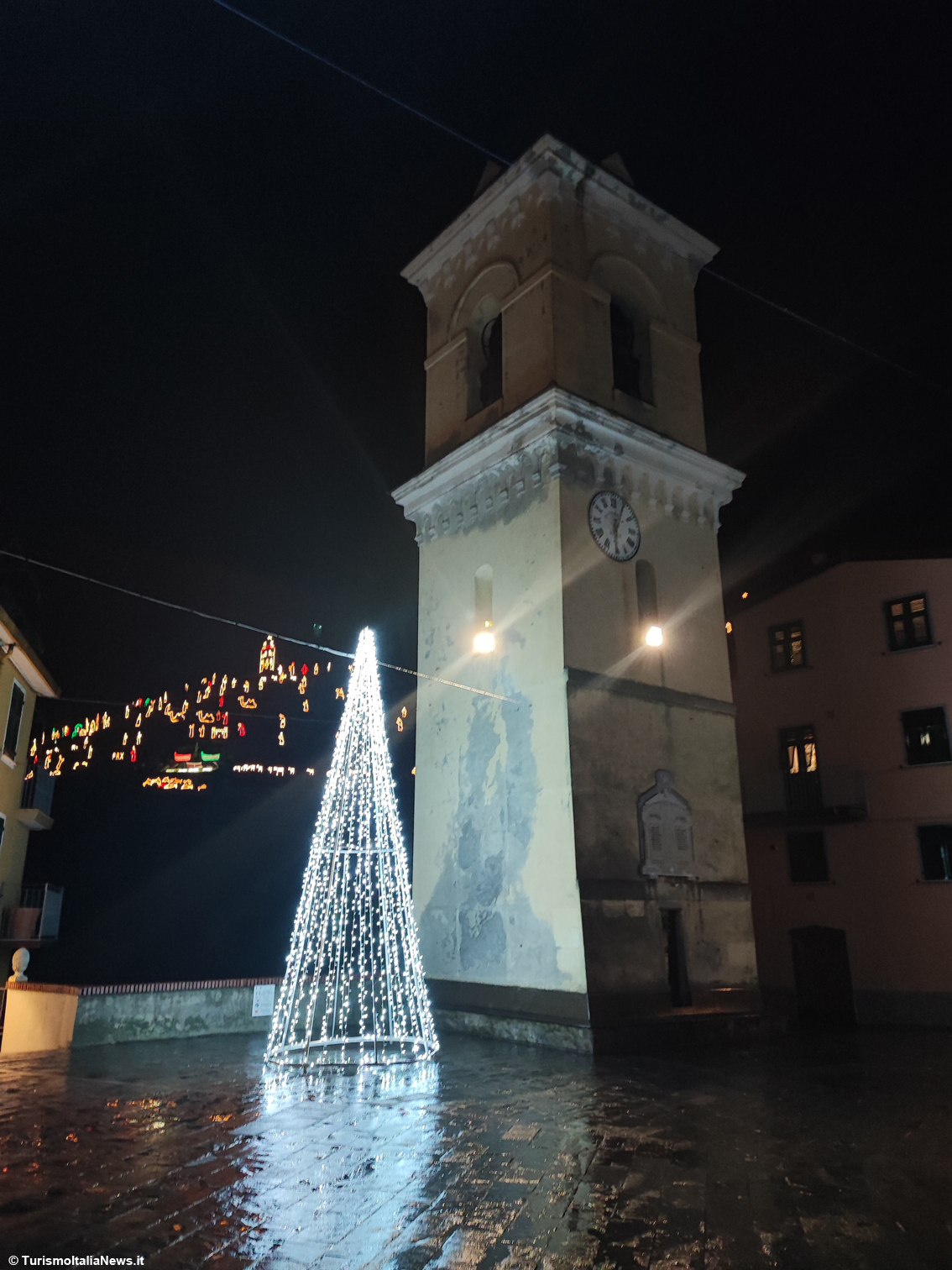 Cinque Terre: a Manarola il presepe luminoso più grande del mondo, da 60 anno uno spettacolo per il Natale