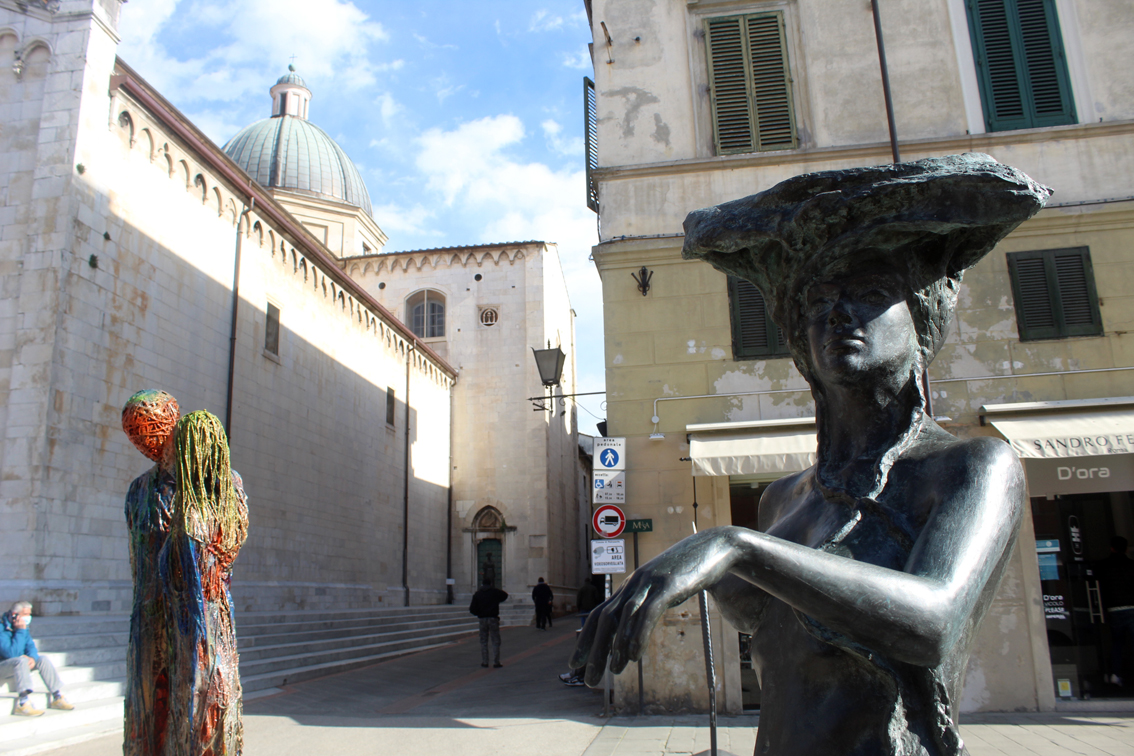 Toscana, a Pietrasanta la Stonehenge della scultura, l'arte sfida il Covid: dodici sculture monumentali in cerchio