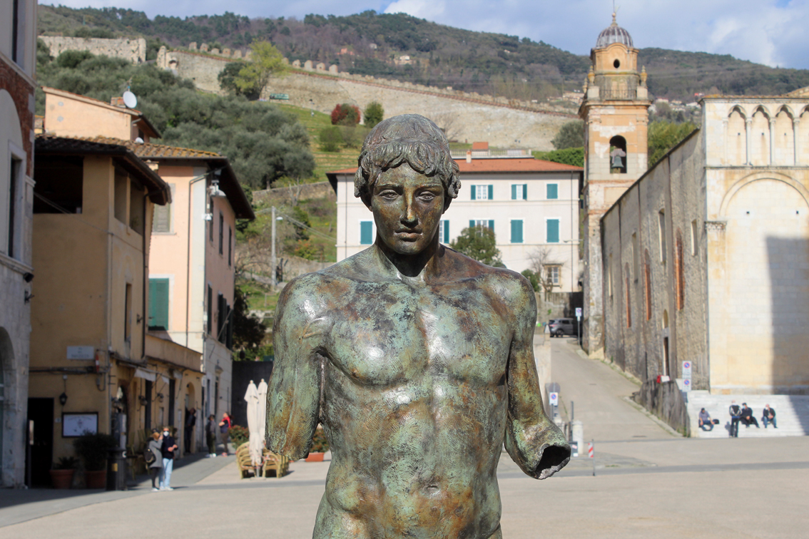 Toscana, a Pietrasanta la Stonehenge della scultura, l'arte sfida il Covid: dodici sculture monumentali in cerchio