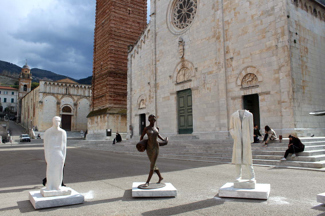 Toscana, a Pietrasanta la Stonehenge della scultura, l'arte sfida il Covid: dodici sculture monumentali in cerchio