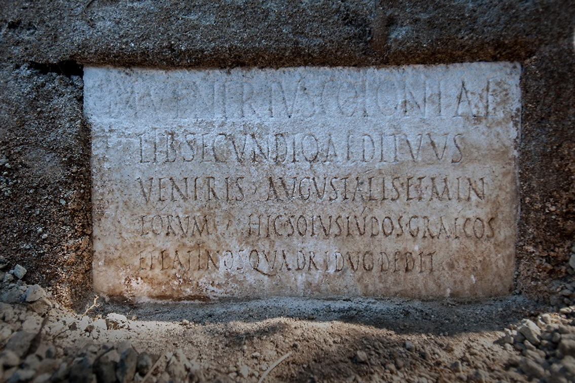 Nuove scoperte a Pompei: a Porta Sarno torna alla luce la tomba di Marcus Venerius Secundio con resti umani mummificati e un’iscrizione monumentale