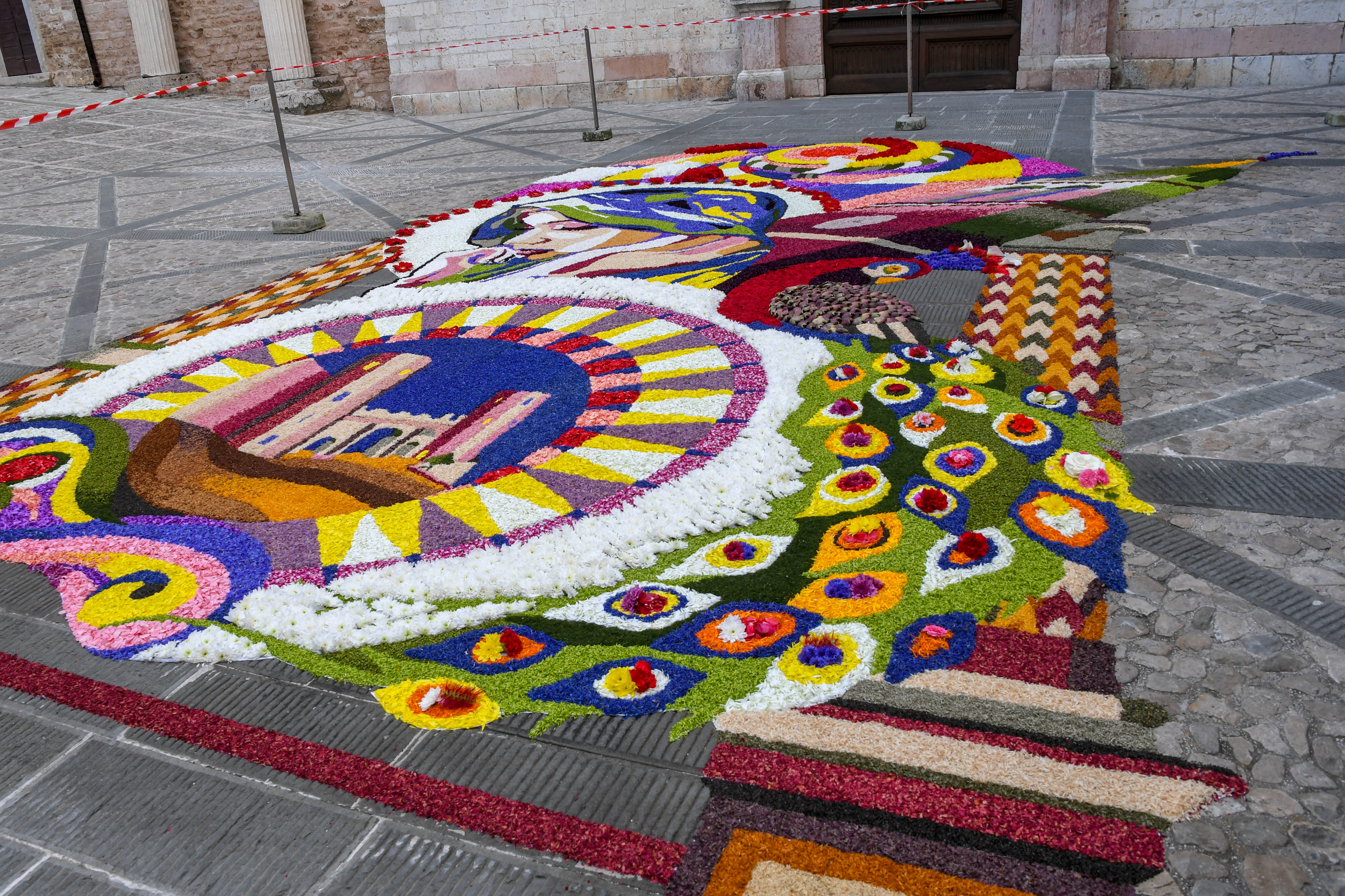 Le Infiorate di Spello: una splendida creazione fiorita ha onorato il Corpus Domini (e sfidato il Covid)