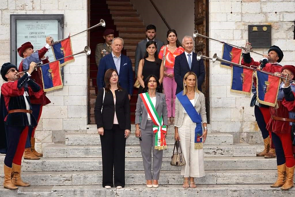 Il sindaco di Assisi, Stefania Proietti (al centro)