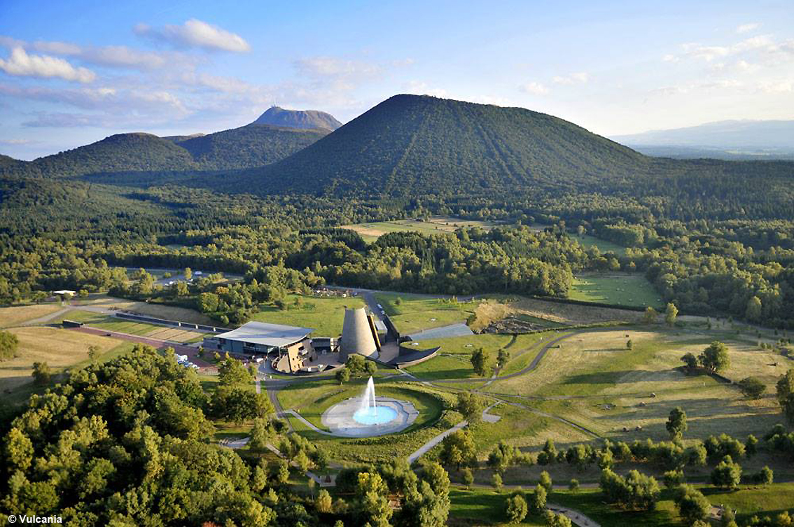 Auvergne, i vulcani senza segreti: misteri, bellezze, brividi e lava incandescente a Vulcania, un parco unico in Europa