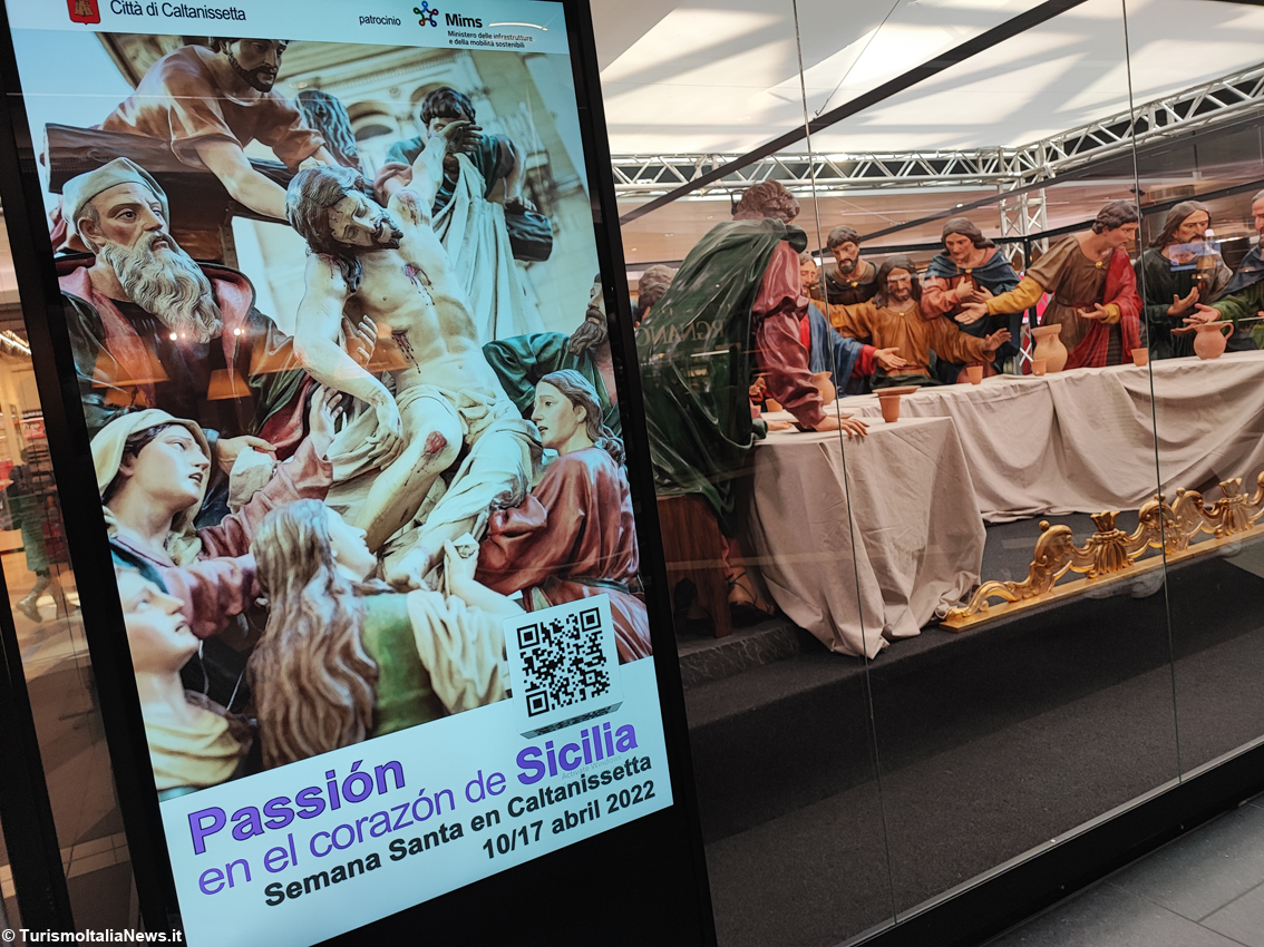 Settimana Santa di Caltanissetta: l’ottocentesca Vara pasquale de “L'Ultima Cena” ammalia i viaggiatori all’Aeroporto di Fiumicino