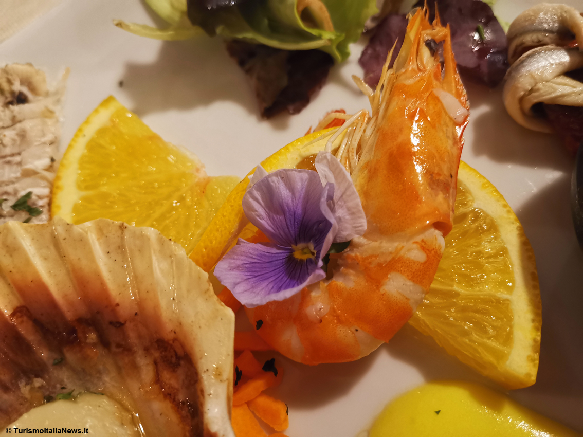 Caorle, a tavola il gusto delle eccellenze fra mare, laguna e campagna: un’esperienza a tutto tonto del borgo del colore