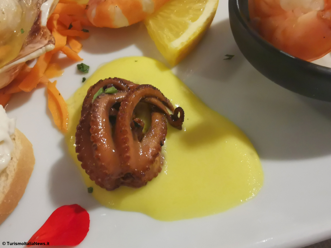 Caorle, a tavola il gusto delle eccellenze fra mare, laguna e campagna: un’esperienza a tutto tonto del borgo del colore