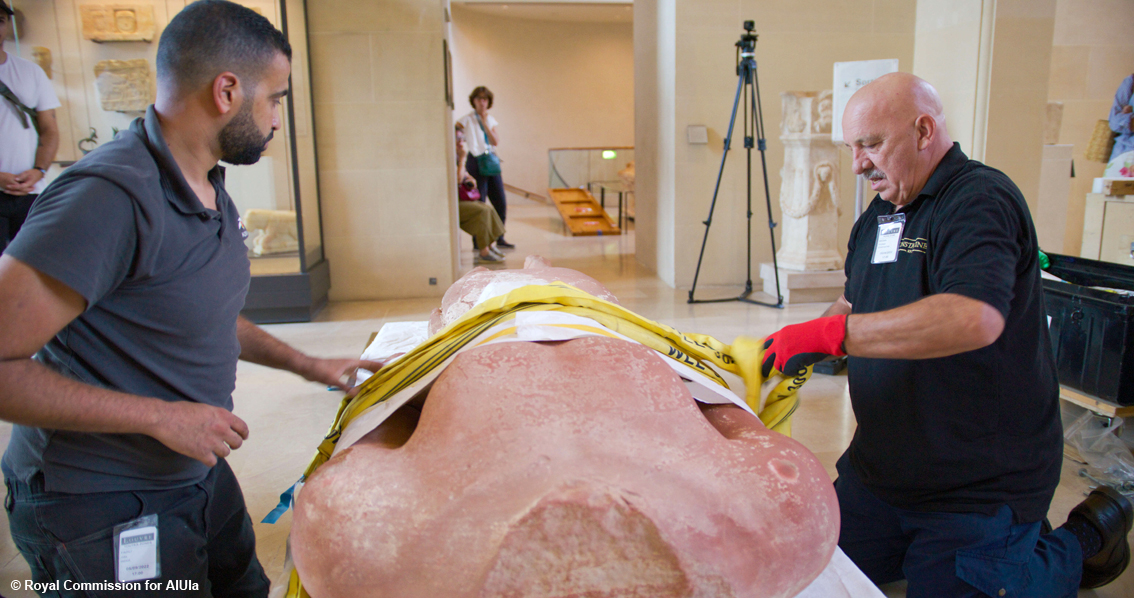 Viaggio da AlUla al Museo del Louvre: un’antica statua monumentale del Re Lihyanita “vola” a Parigi per parlare di un luogo straordinario